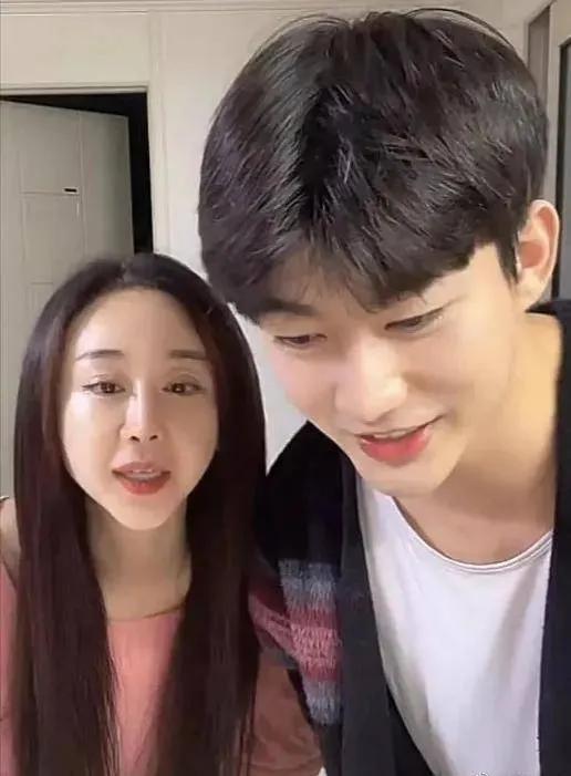 母子恋终成泡影？咸素媛离婚仍合体直播为哪般