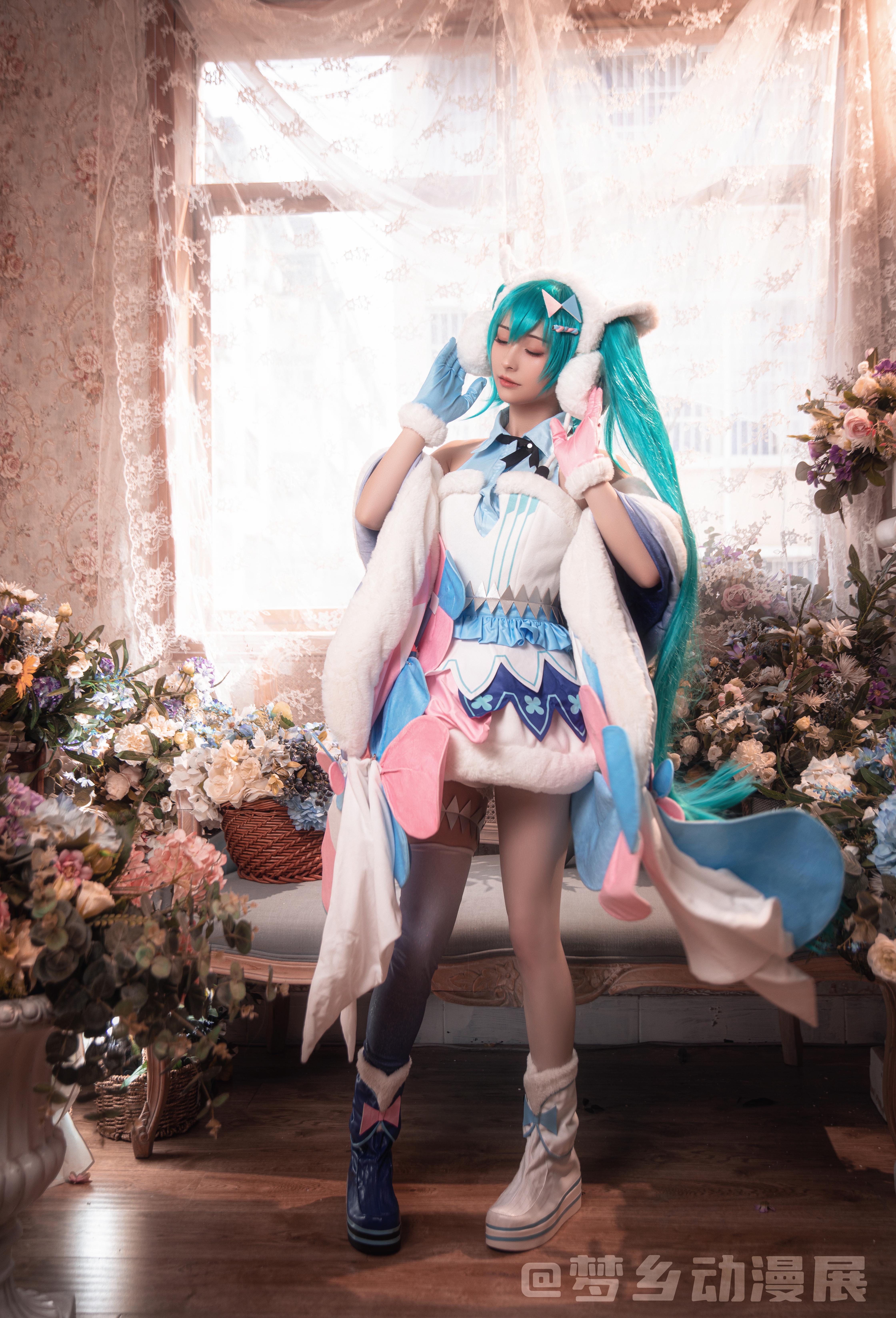 初音未来cos在舞台上唱歌,初音未来cos最有氛围感