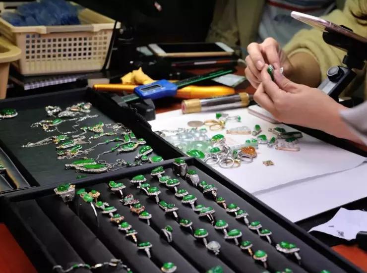 看翡翠直播被骗200万！这种“赌石”直播不能信