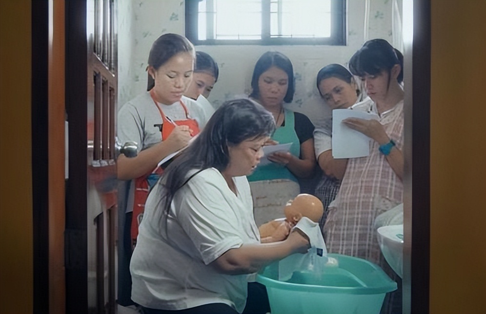 性剥削、生育工具、母职,享誉世界的菲律宾女佣实际上有多惨?