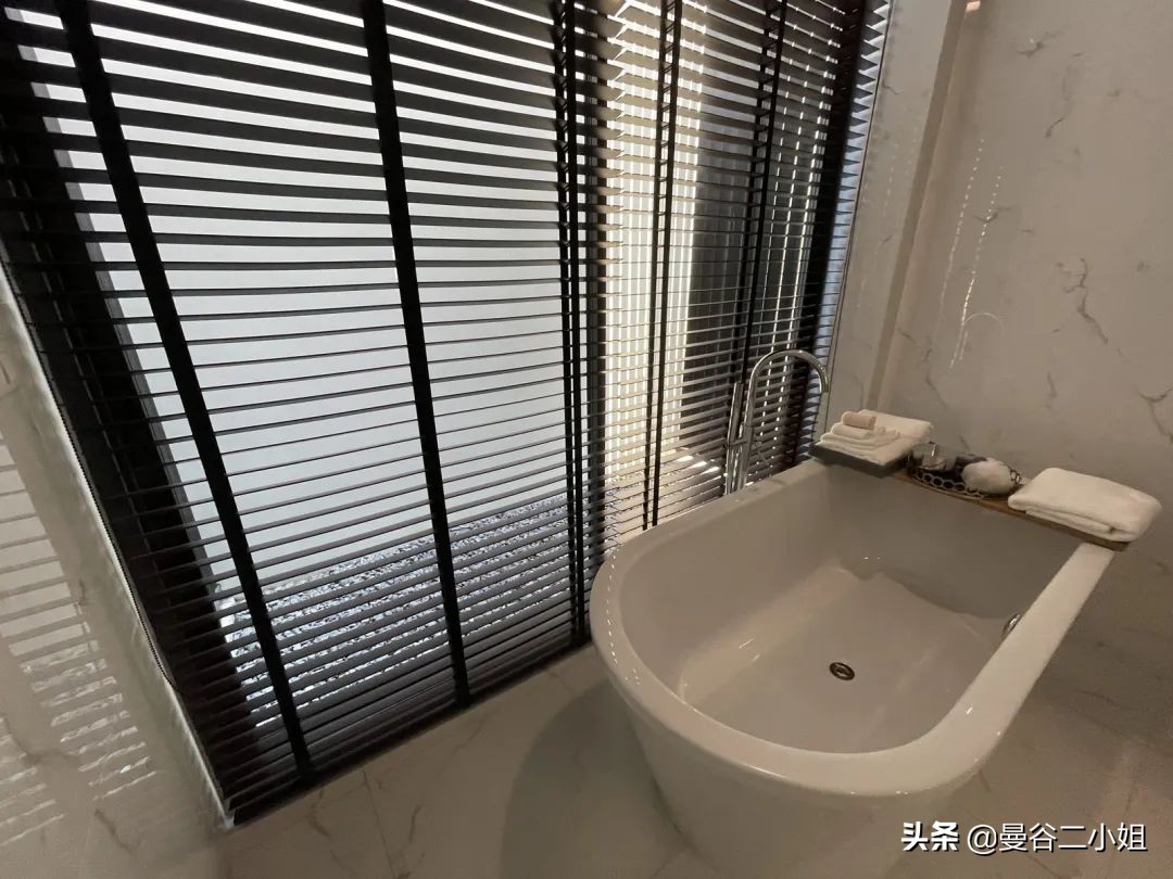 只要100多万的泰国三层别墅，6米挑高玻璃窗，比千万豪宅还大气