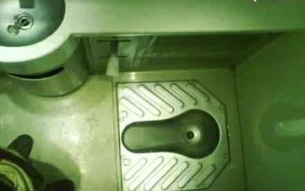 火车上排泄物对铁路影响,火车上粪便直接排到铁轨上为什么