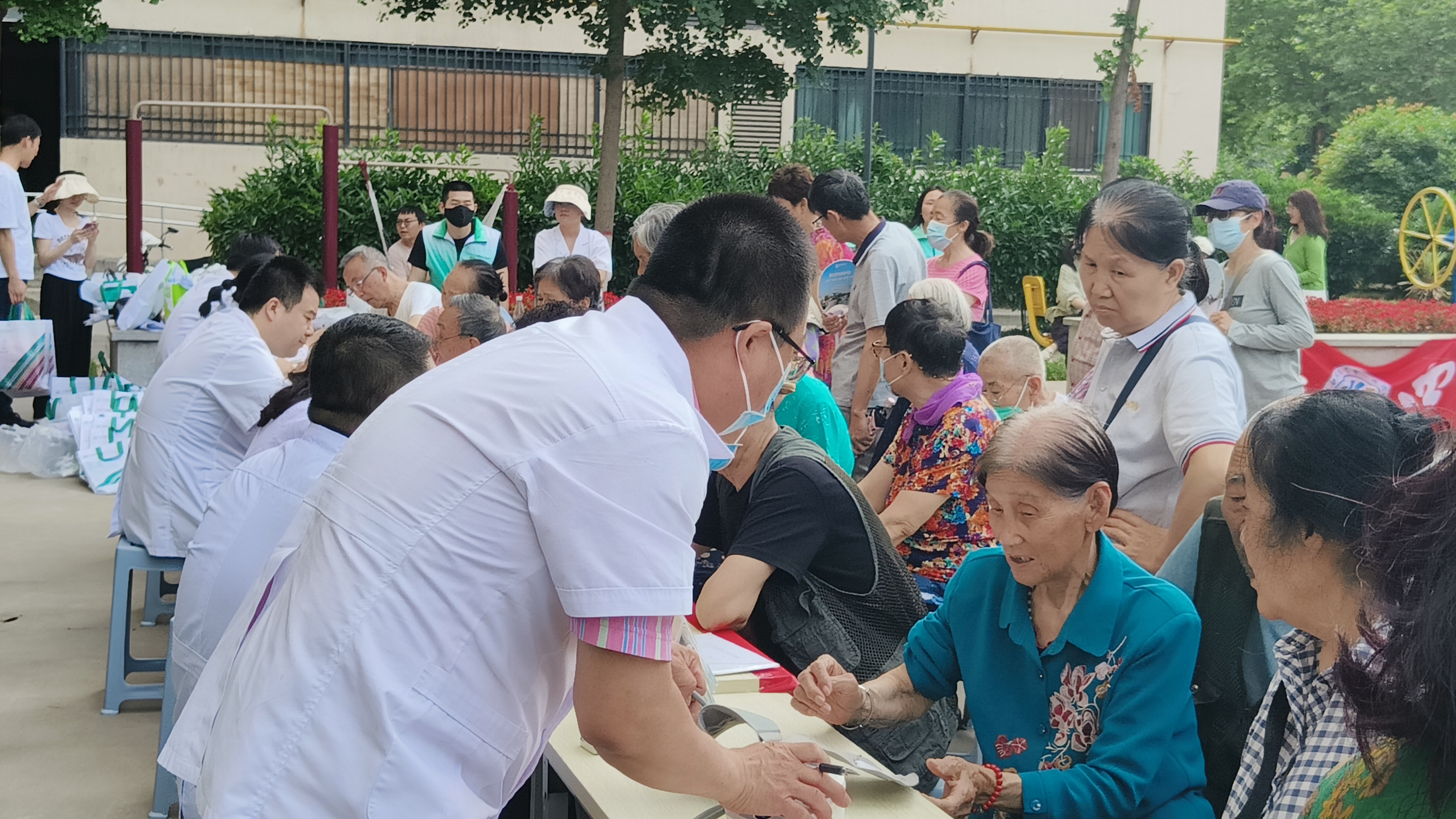 为什么国家会大力推广“医养结合”?