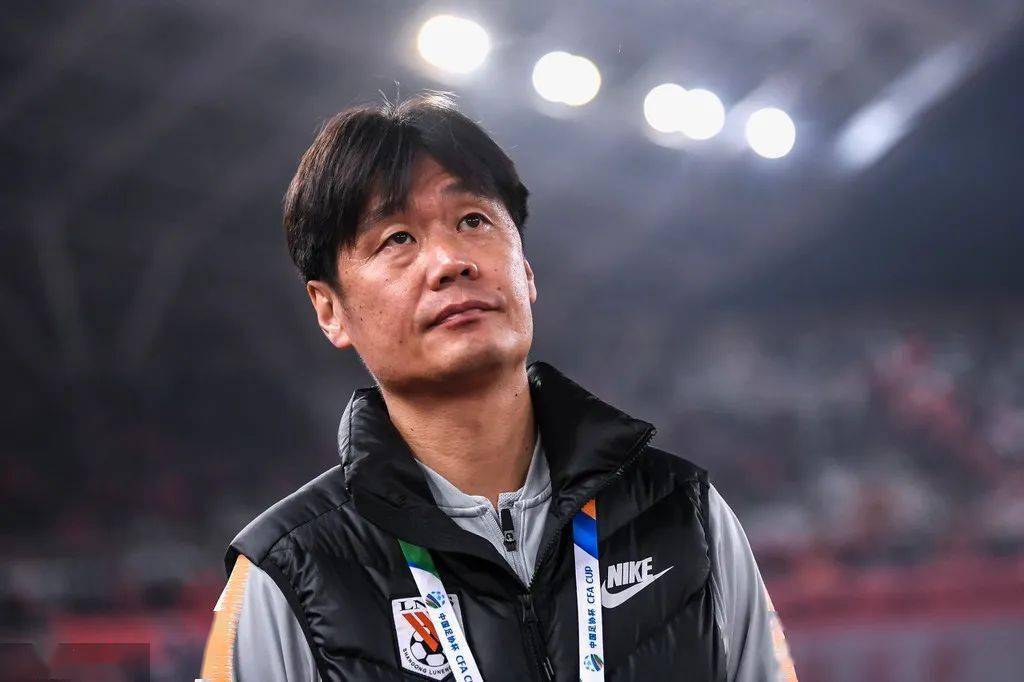 青岛足球教练李霄鹏,李霄鹏鲁能换帅视频