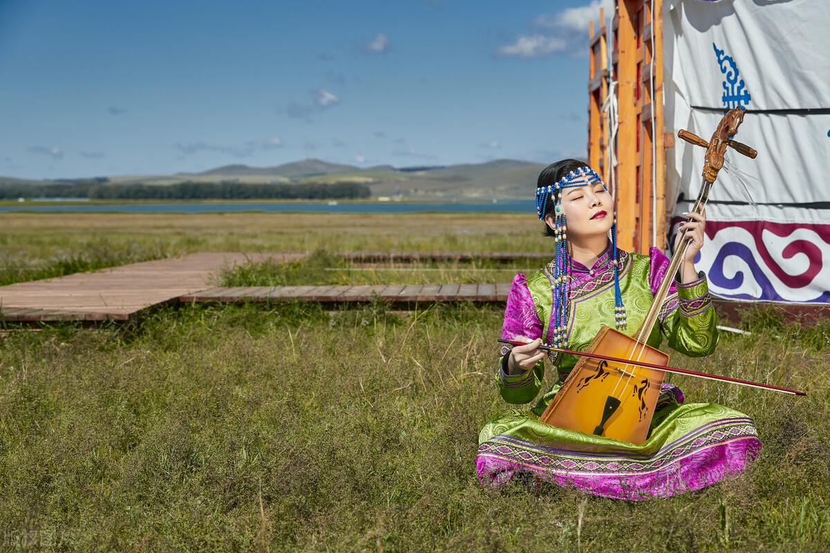 我问荷花借一叶随着涟漪来你身边我不惊动你妹妹你是夜空的星静谧