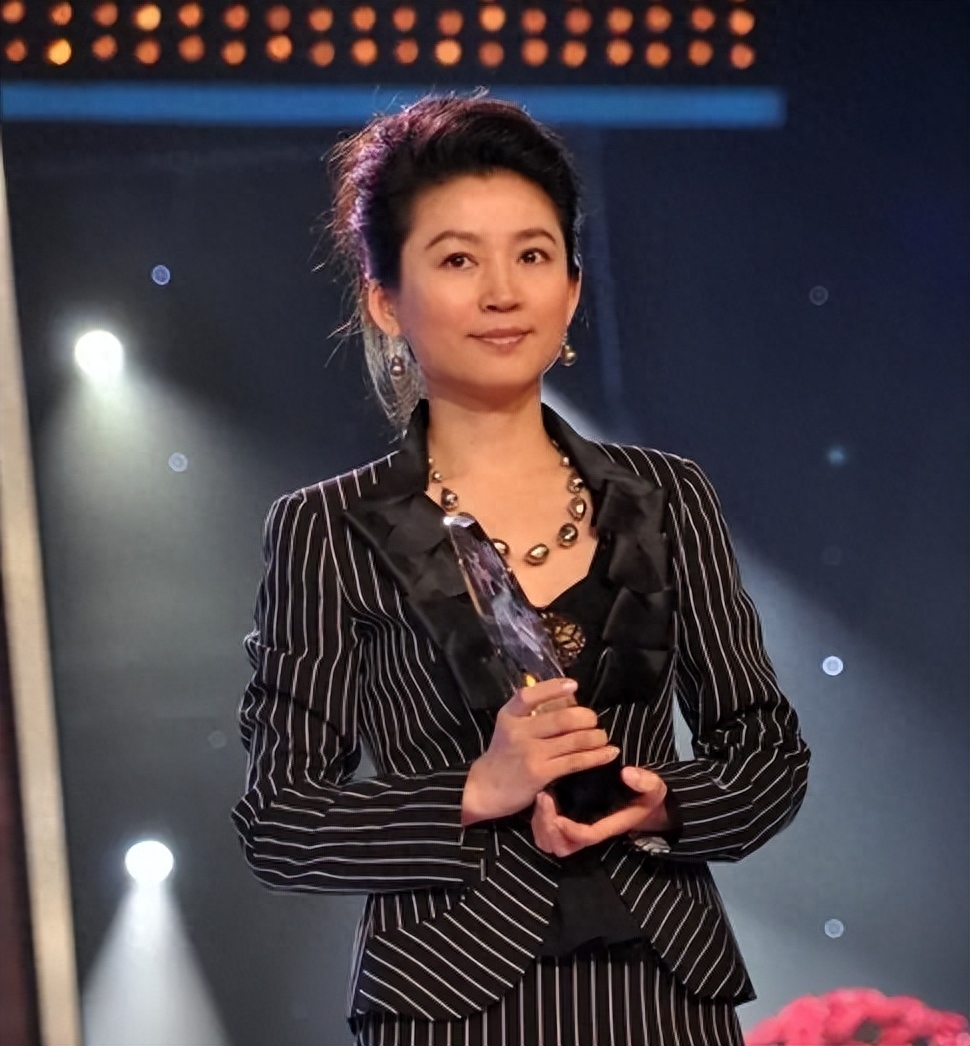 央视一姐王小丫的视频,央视主持人王小丫2000年身体状况