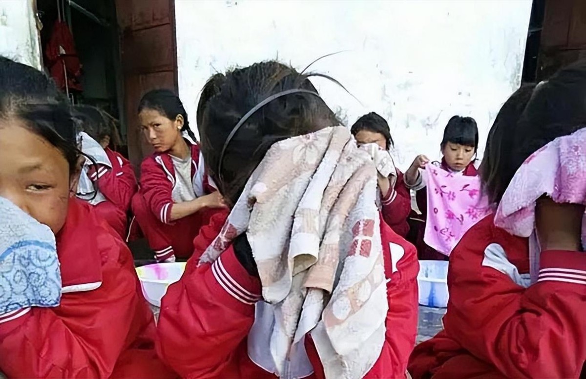 16年重庆女孩晕厥，醒来后扯头发吃，专家：吃头发对身体没有坏处