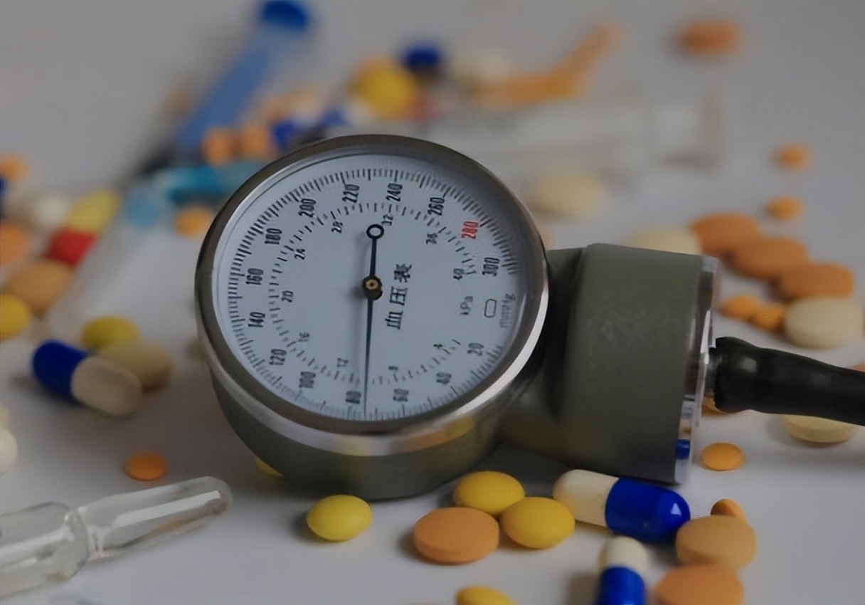 50岁高压160低压90正常吗,50岁高压160低压100需要吃什么药