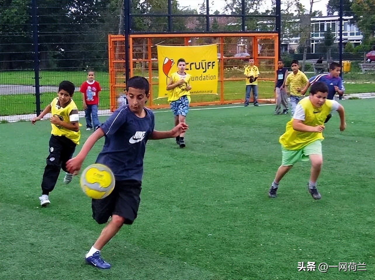 荷兰踢法详细教学,荷兰幼儿足球训练