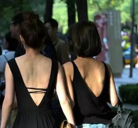 两名女子去无人售货店,女孩偷无人售货店