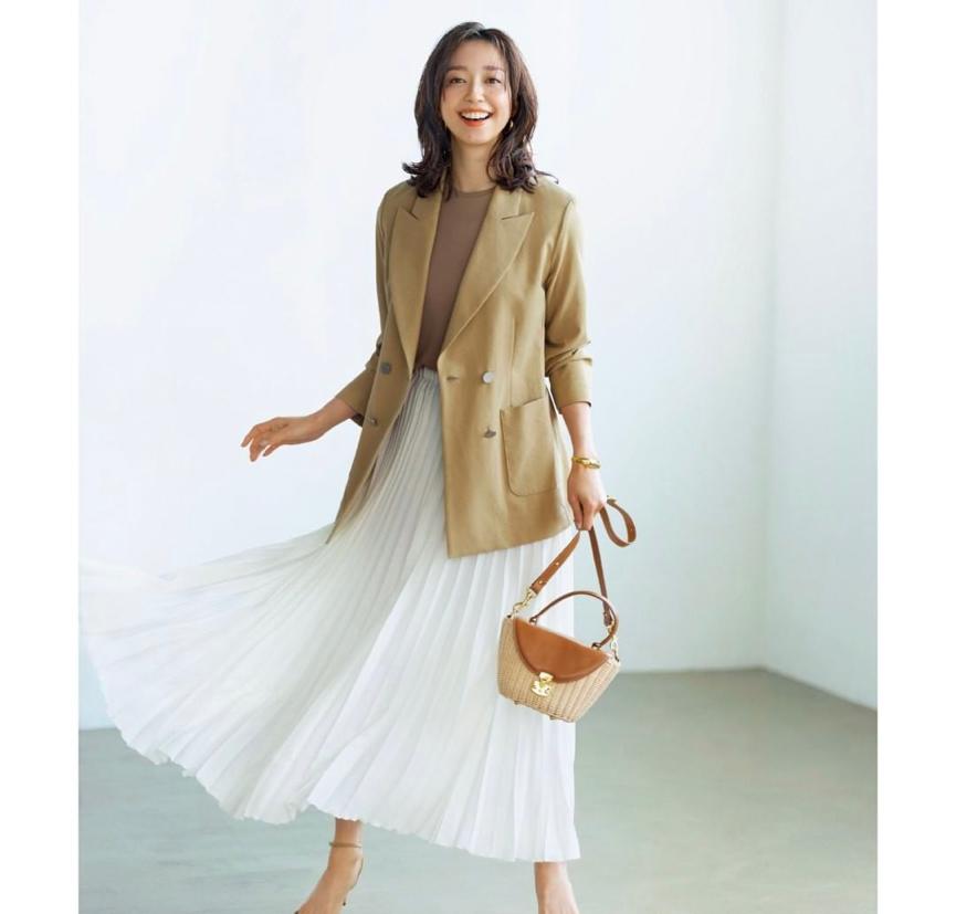 西装穿搭百褶裙,职场不想打扮