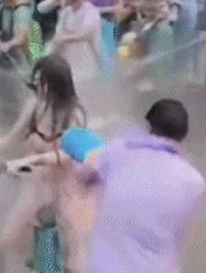 趁着泼水节公然对女生进行骚扰！向女生私密部位喷水还撕扯衣服