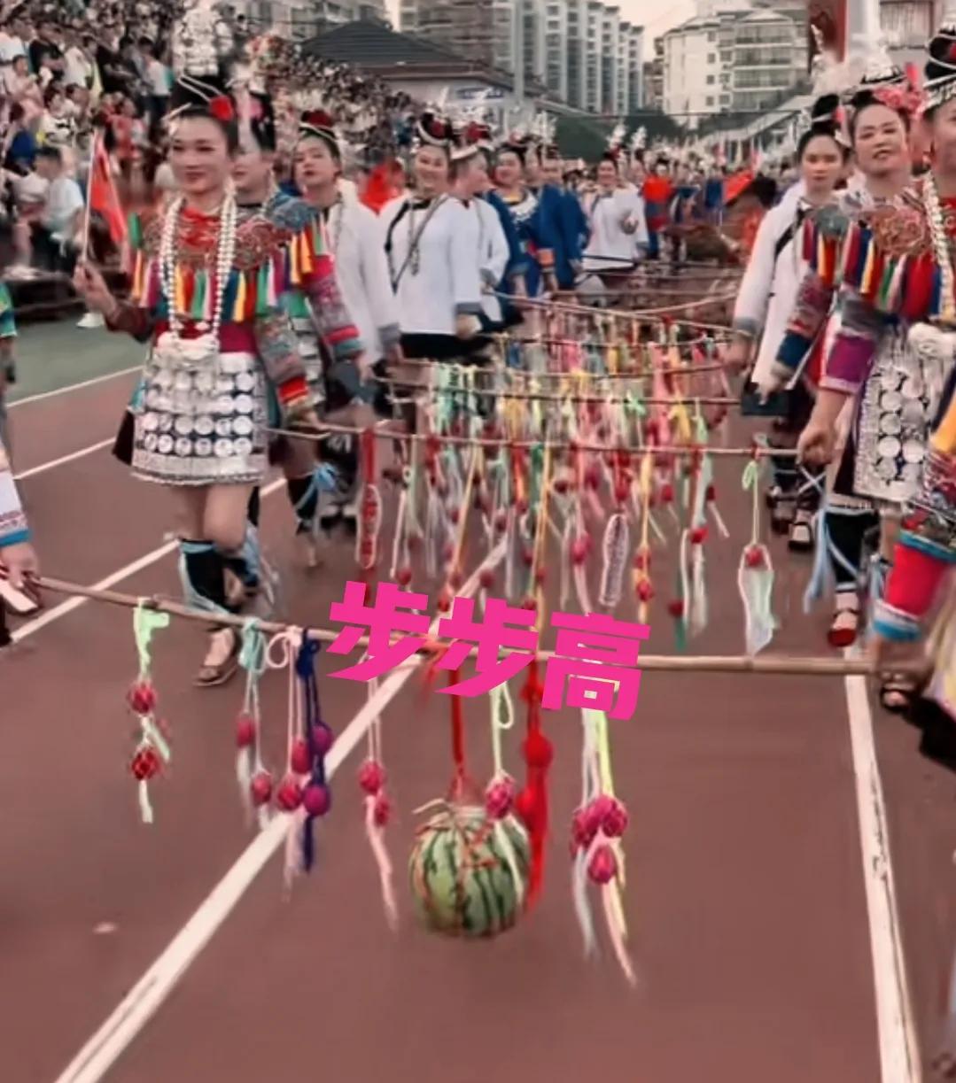 村超足球宝贝走秀,村超民族时装秀