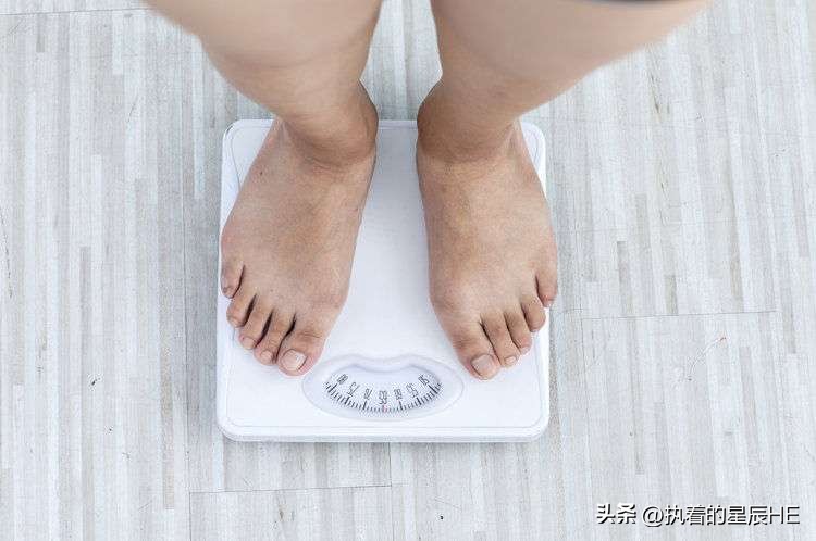 将50厘米孔管插入体内，被1.7亿人围观：病态欲望蔓延