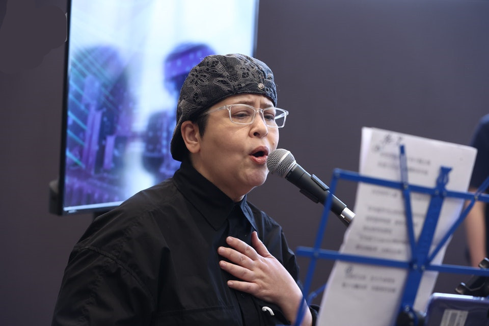 57岁资深女星无戏可拍，收入大减经济拮据，想去送外卖或开出租车