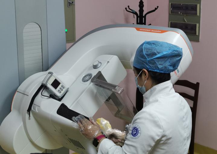 乳晕长了小疙瘩,正常吗?难不成是乳腺癌