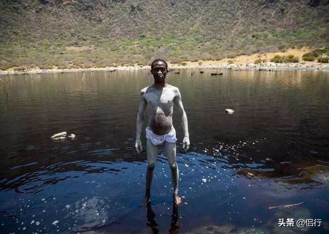 在非洲的死海，探访最接近地狱之门的人