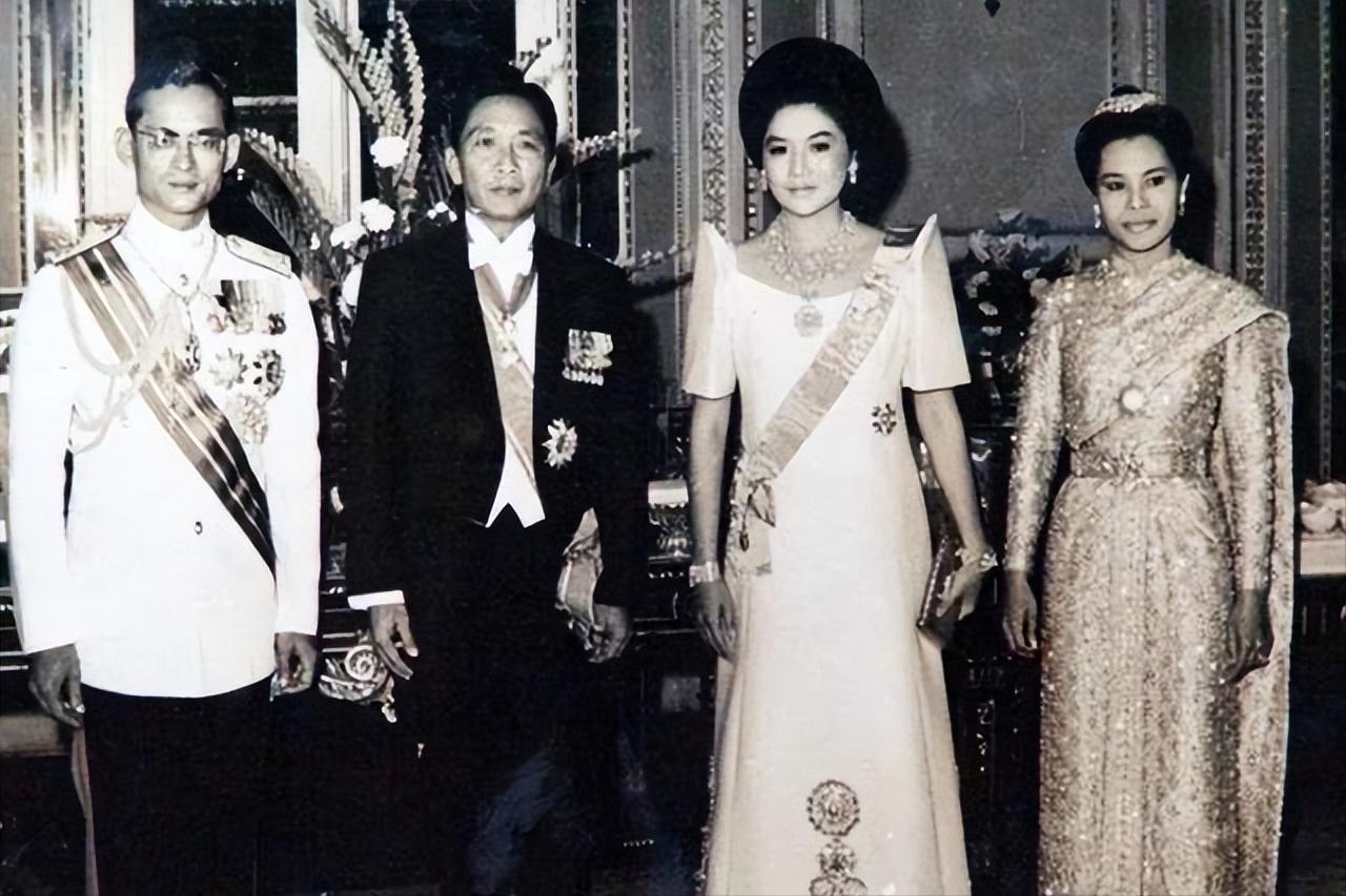 世纪巨贪马科斯,独裁统治20年,狂贪数百亿美元家中黄金成吨