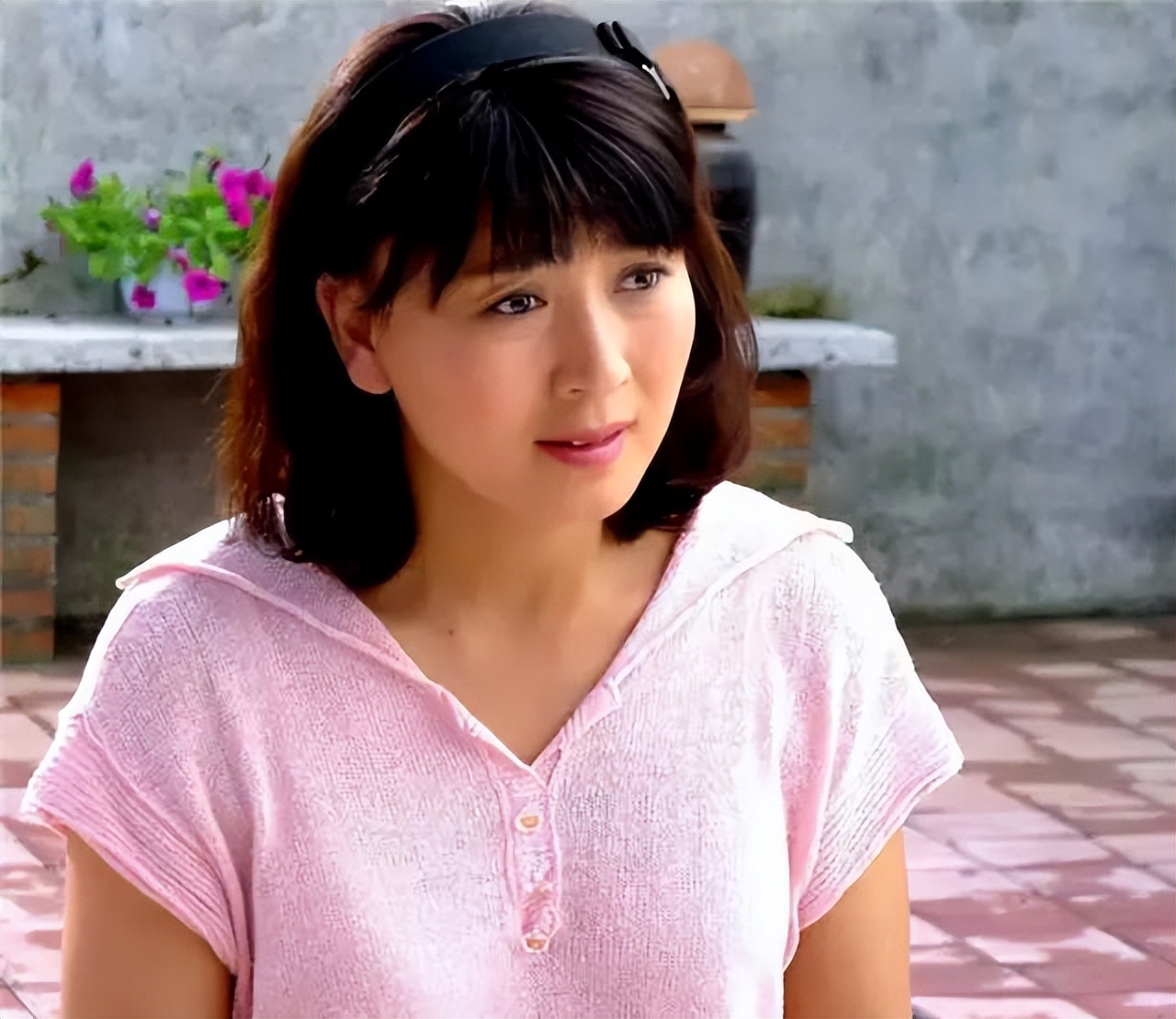 过气演员的窘况:县城忙走穴、直播用怪招,晚节不保,何必呢?