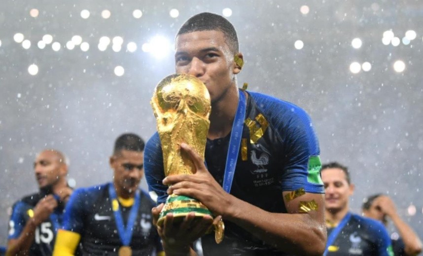 一代球王姆巴佩,一代球王陨落法国阿根廷