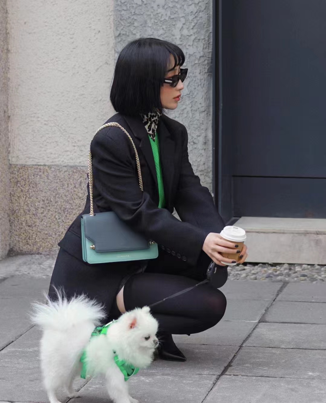 流行的短发型黑色减龄,挂耳短发2023爆款洋气