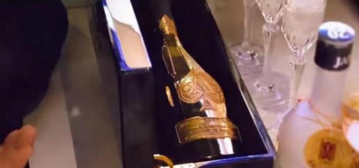 日本原创牛郎在网络上疯传,我却看到了两性之间最残酷的真相