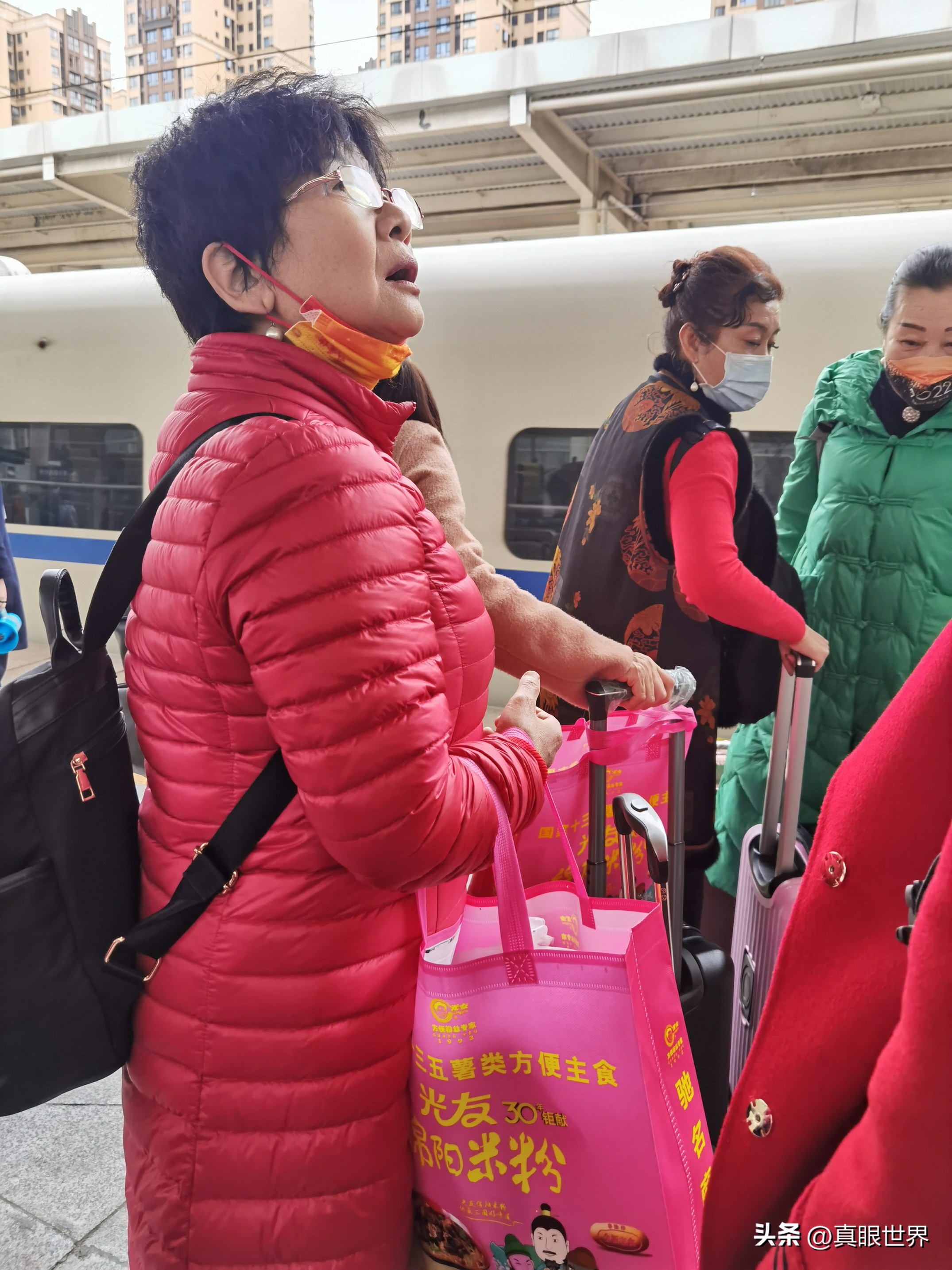 乘火车是买车上的套餐(盒饭)还是自带方便面?