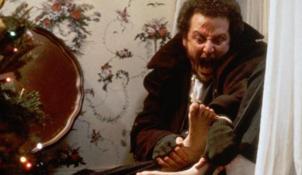 “小麦”智斗两个偷贼，笑点不断，暗示权力转移激发家庭成员潜力