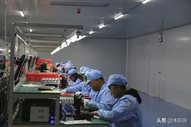 初中毕业流水线工人现状,进入工厂打工的职高生