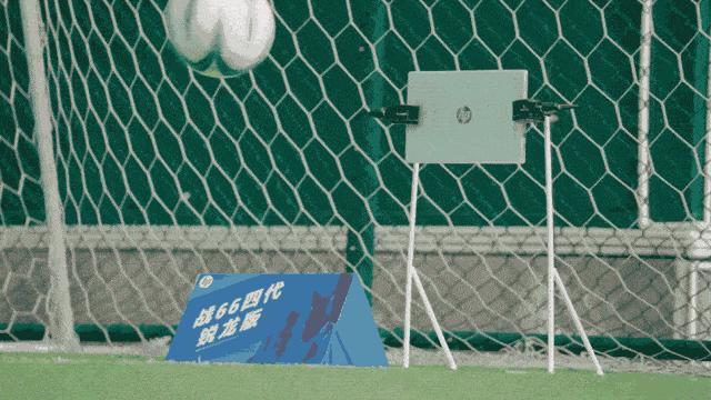 正面硬扛350斤杠铃足球飞射花式滑板，结局看傻了