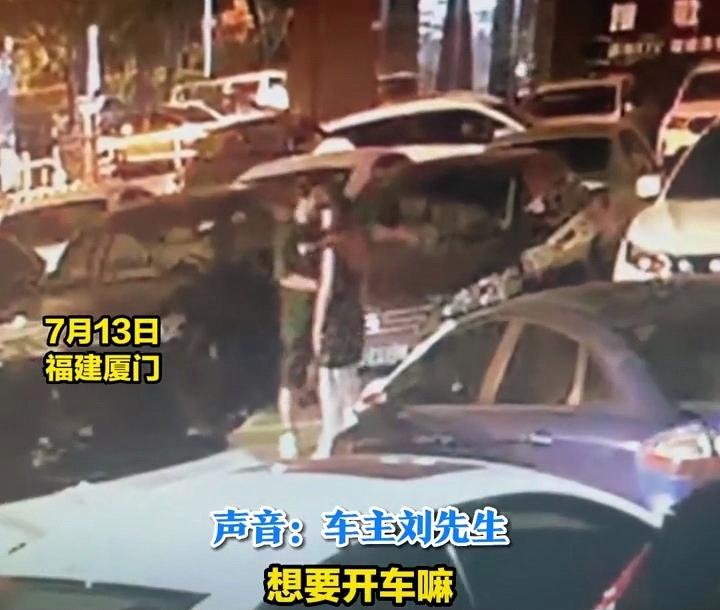 夫妻吵架男子用头撞护栏,夫妻吵架男子用头撞栏杆