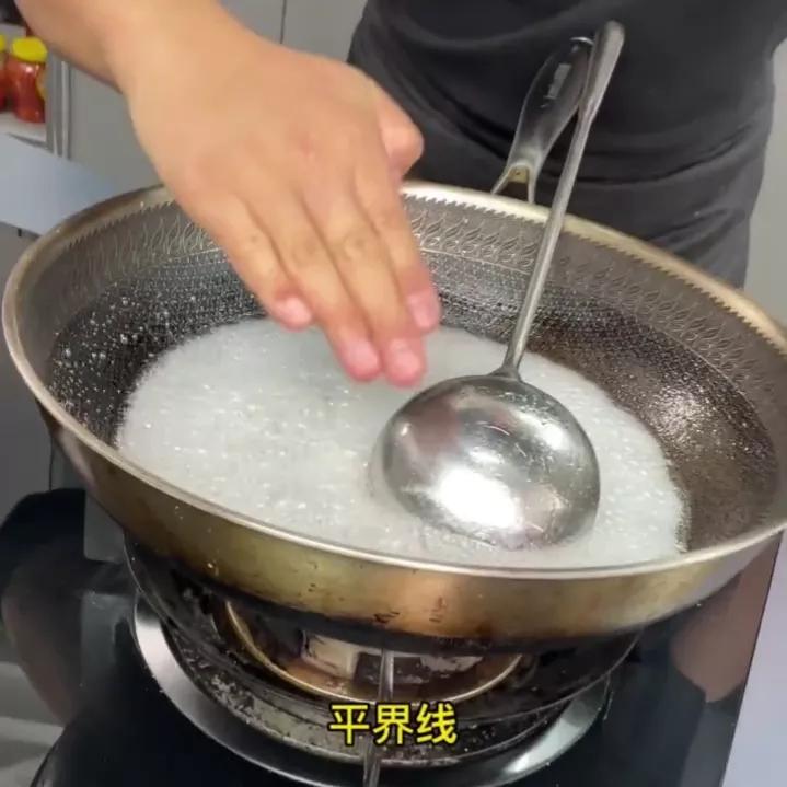 炒糖色为什么油和糖不能融为一体,炒糖色是不是就是焦糖色