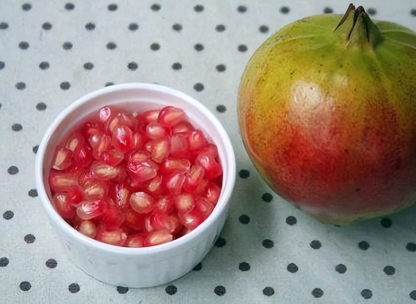 吃剩的果核先别扔可以养成小盆栽,果核怎么变成盆栽