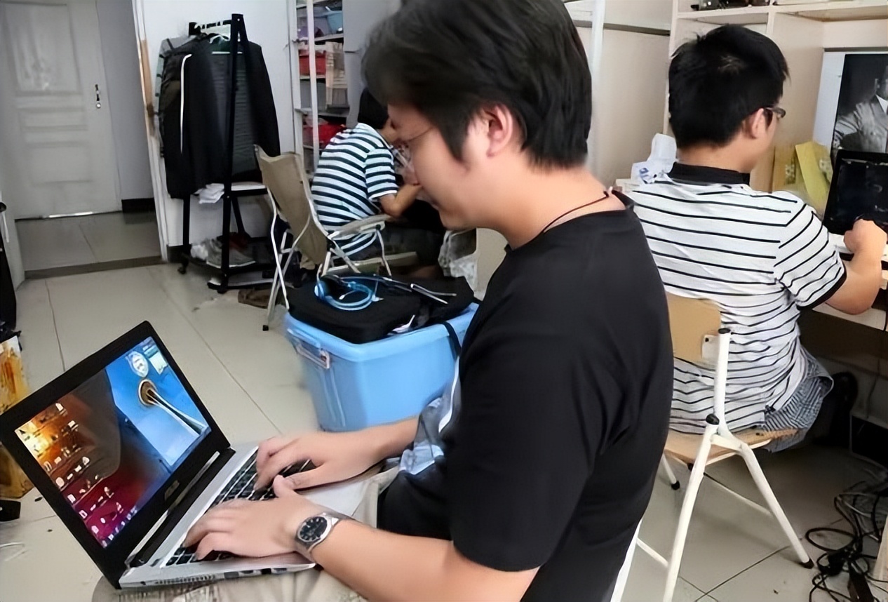 “奶头乐”出现在大学校园，不少大学生深陷其中，家长却浑然未知