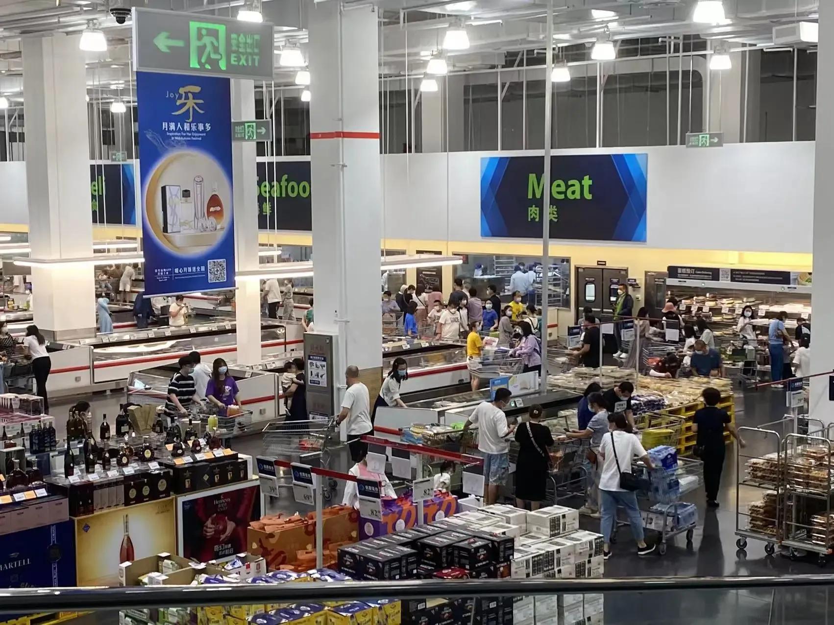 超市代购被指持百张会员卡搬空货架超市前员工：光靠散客很难养活