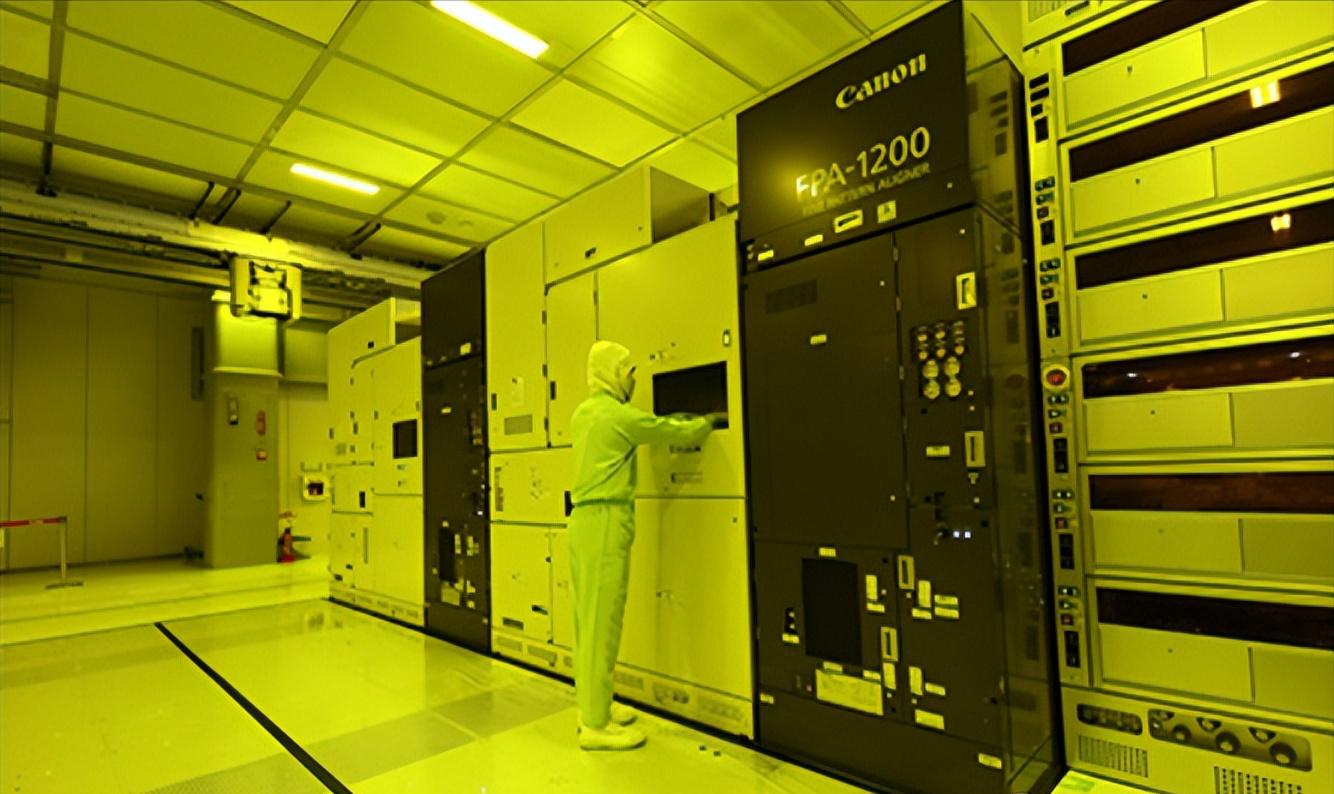 为什么日本光刻机会被荷兰超越,日本有光刻机为什么不造芯片