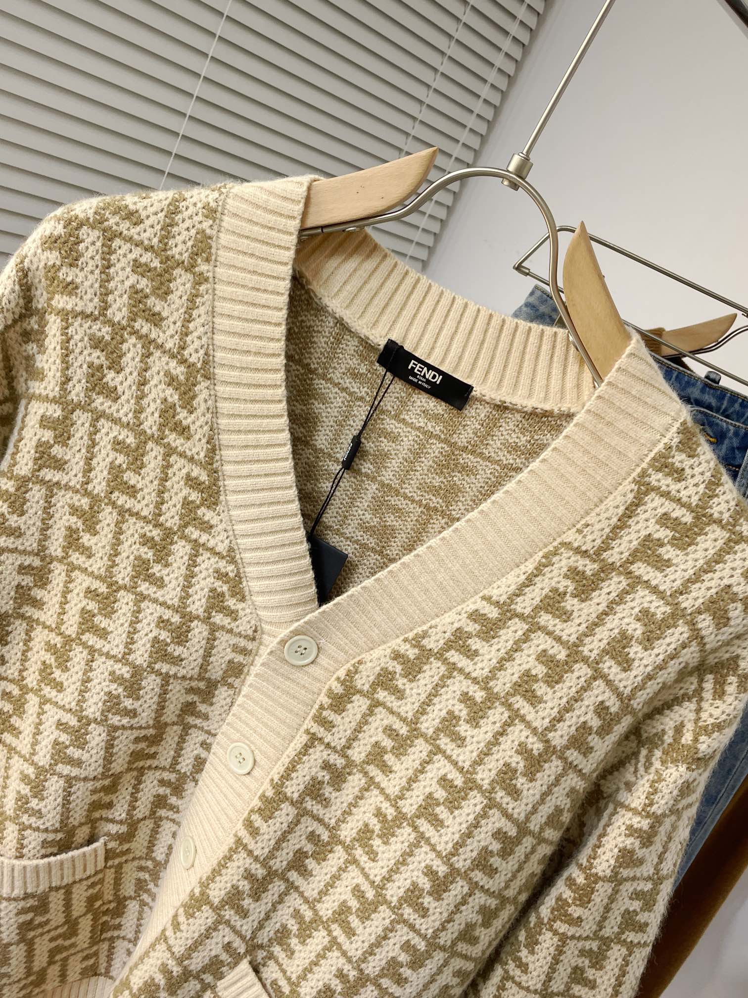 Fendi芬迪2023秋冬高级定制系列,FENDI芬迪全皮限量款大象灰花朵