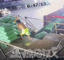 女朋友平胸是什么心理,女生平胸如何安慰