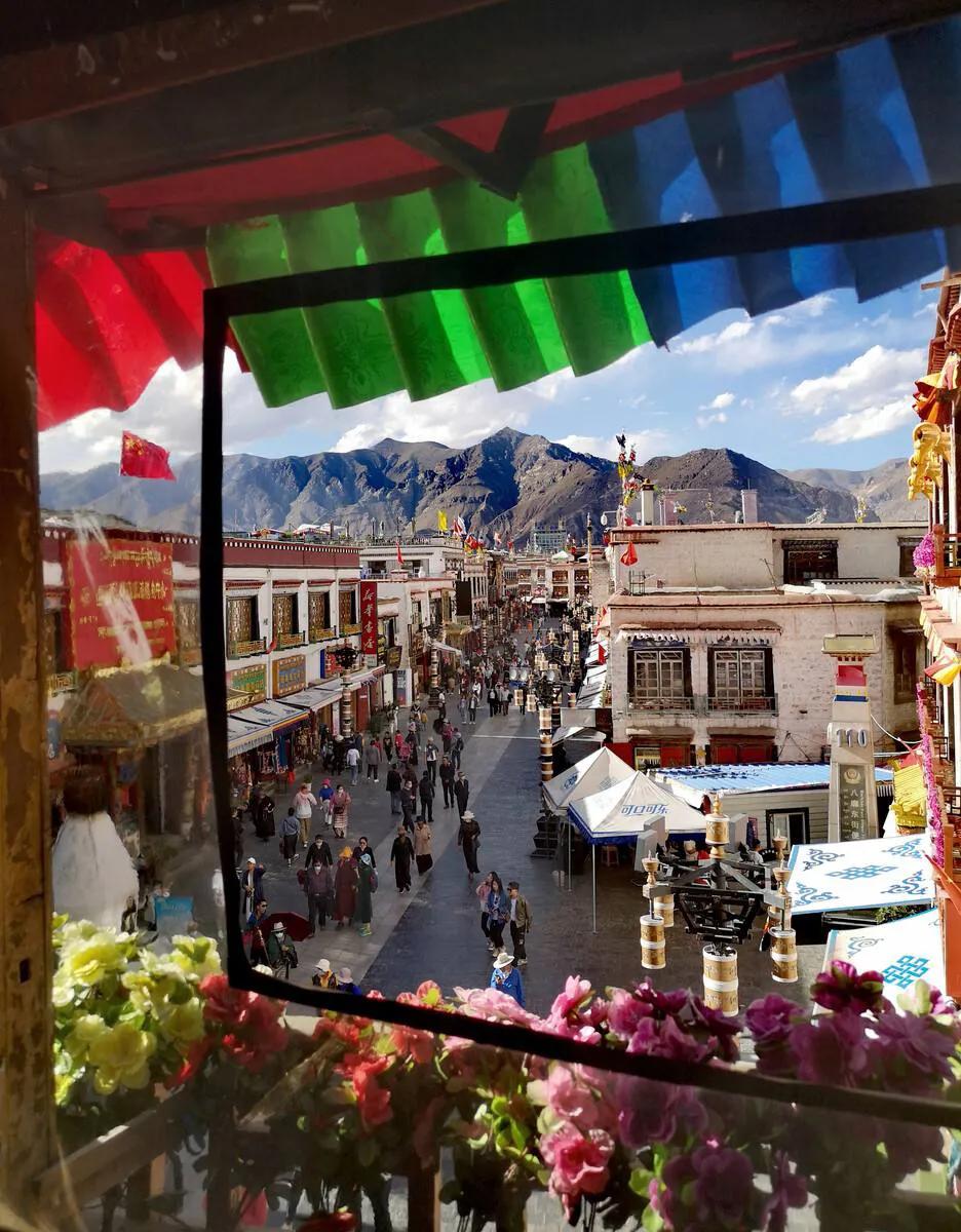 离天堂最近的地方是西藏,拉萨站在离天堂最近的地方