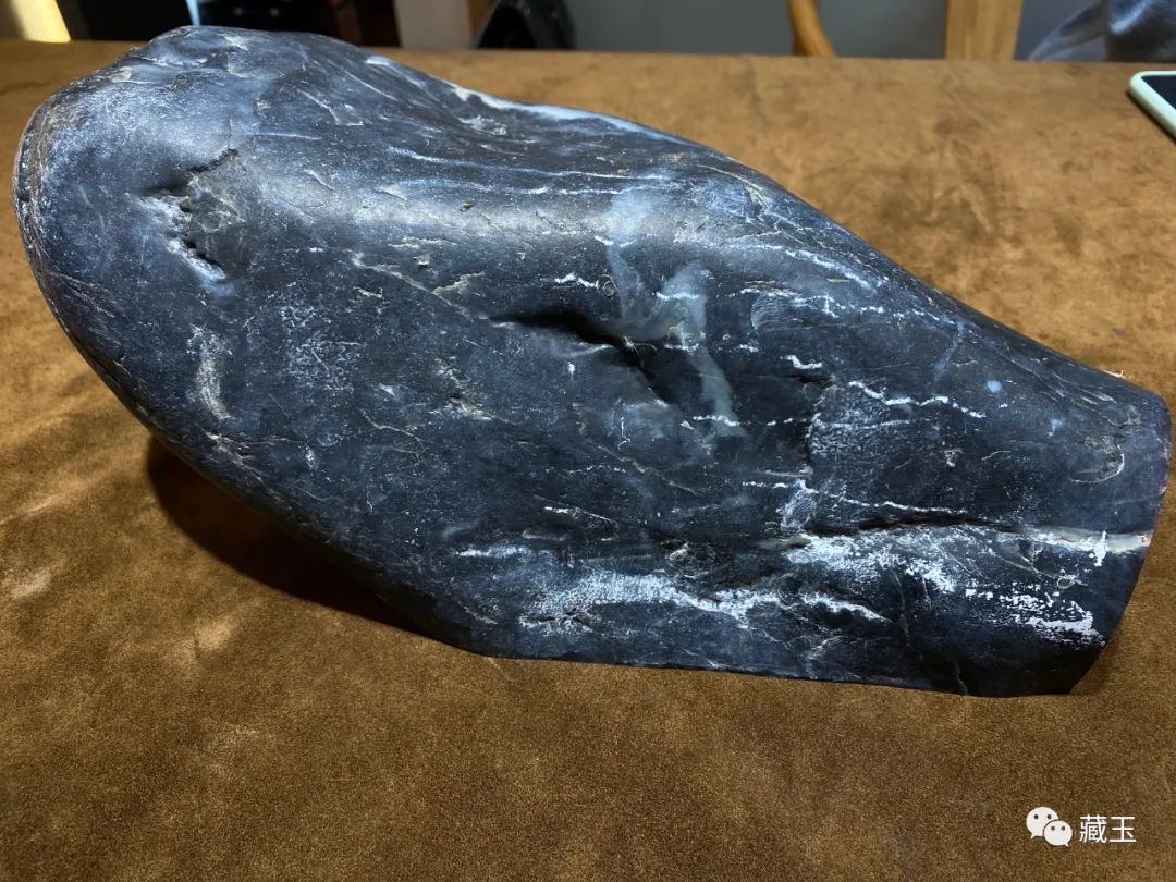 最贵的玉摊位,几百块钱的青花籽料