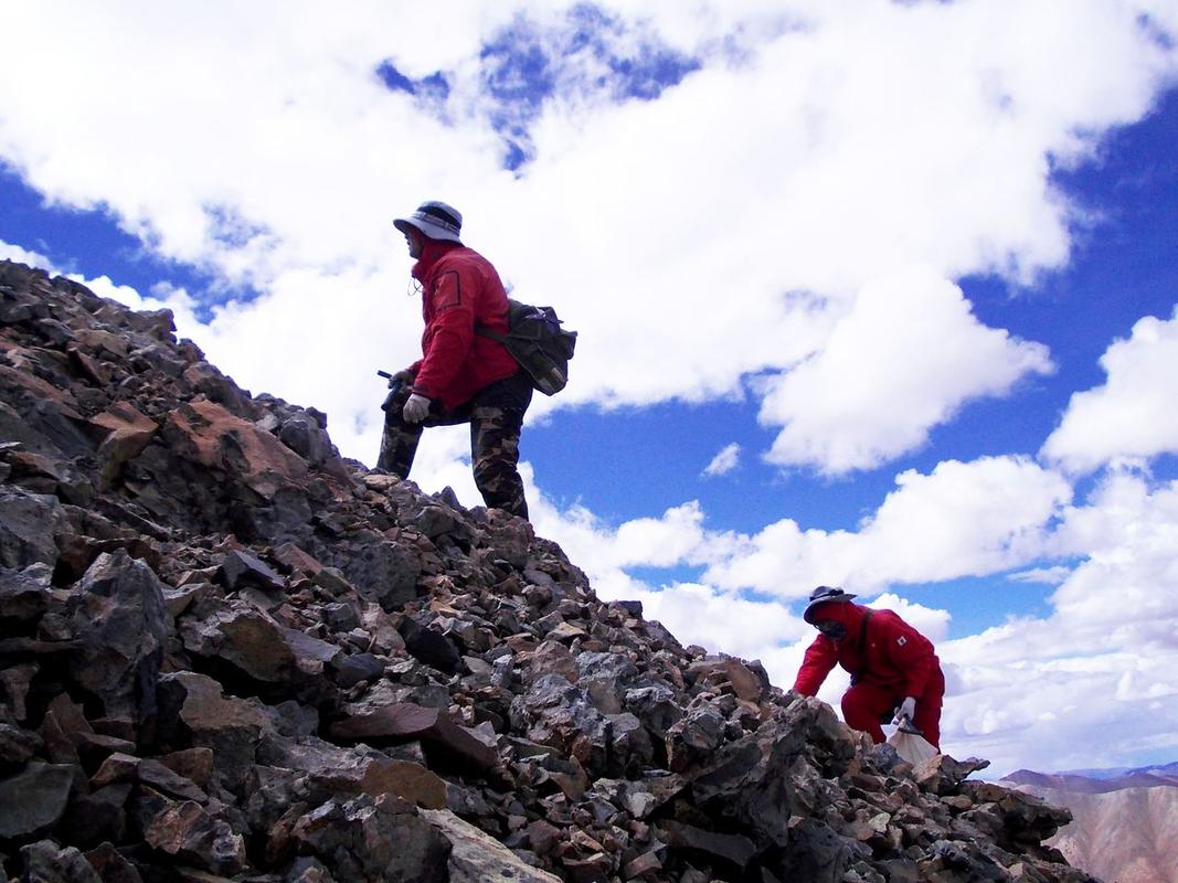 山东发现宝石村：漫山遍野不起眼的碎石头，实际是价值连城蓝宝石