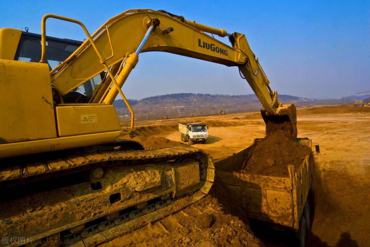 耕地撂荒，地力退化，粮食危机怎么办？专家：让农民种粮不吃亏
