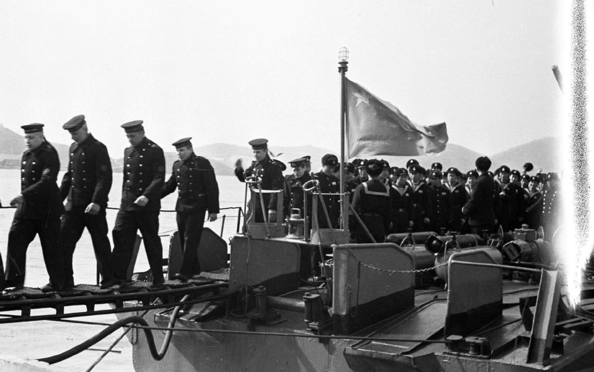 卑鄙龌龊老照片：*楼青**女子妖娆多姿，妇女露胸喂奶被孩子撕扯衣服