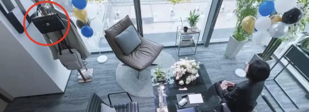 穿大牌西装背200块帆布包，混搭百元球鞋，她演女高管我服！