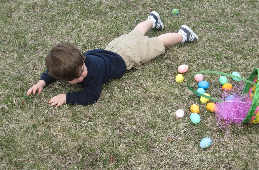 小孩摔倒了父母不要太夸张,孩子摔倒后父母应该怎么处理