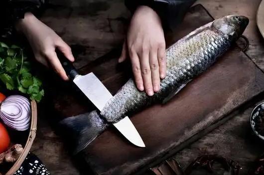 头被砍掉大脑还有意识吗？是身体感觉头掉了，还是头找不到身体了