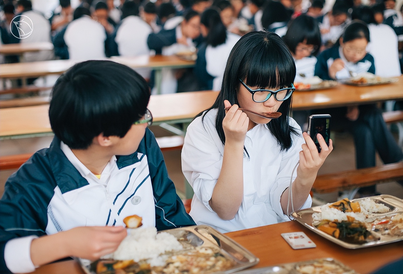 这个校园“*拍偷**狂魔”,拍下了95后的绝版青春