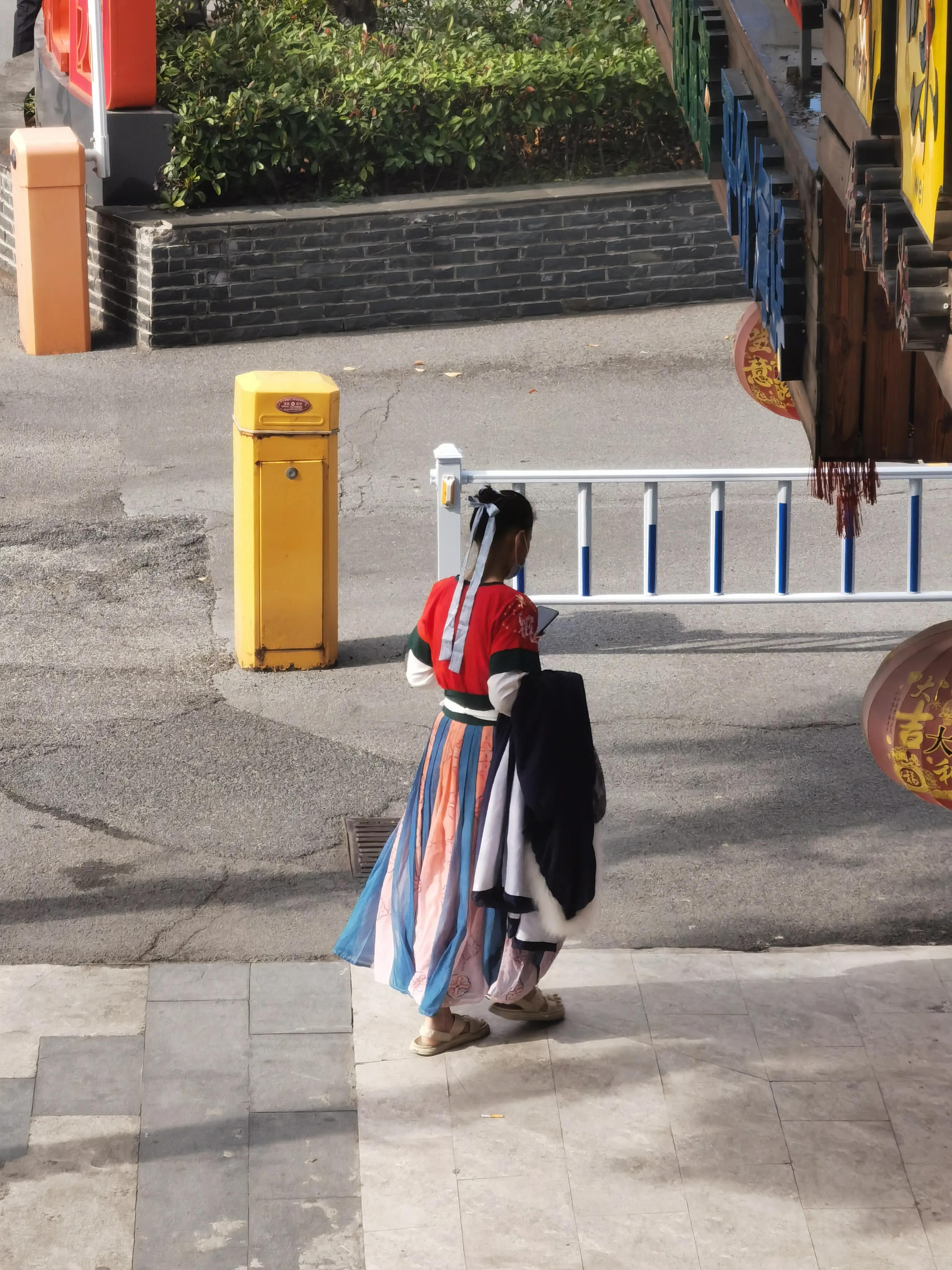 智汇园，巧遇汉服小姐姐，益生菌先驱养乐多，健肠长寿，上海宝山