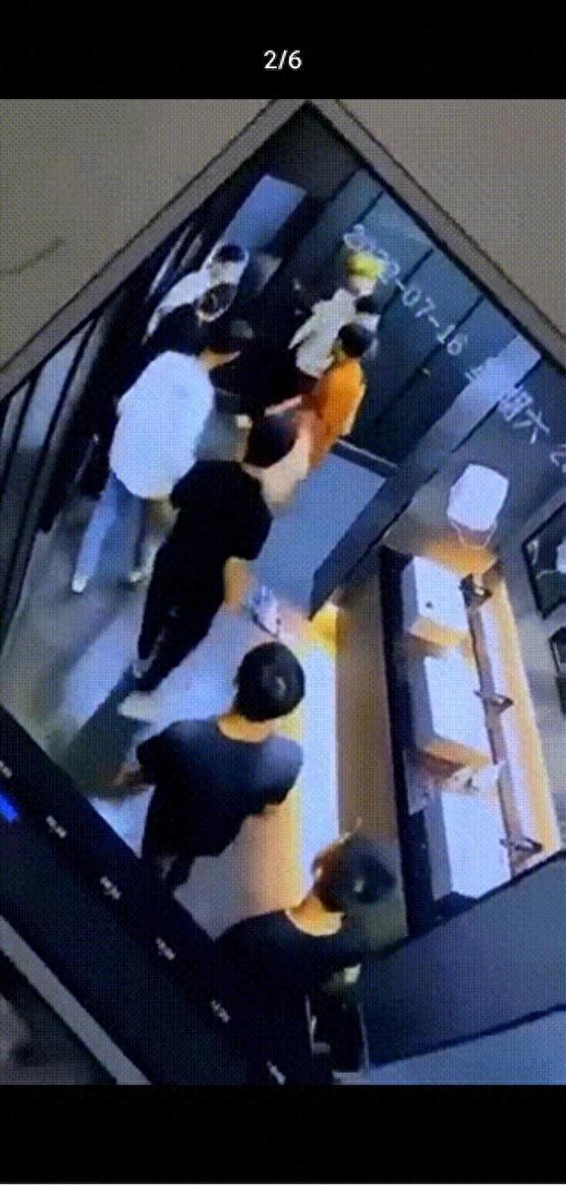 女子被男子扯着头发拖进厕所，男子露出*体下**小便，羞辱现场视频曝