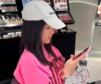 13岁王诗龄与好友聚会，美甲镶3克拉钻石超吸睛，网友：像暴发户